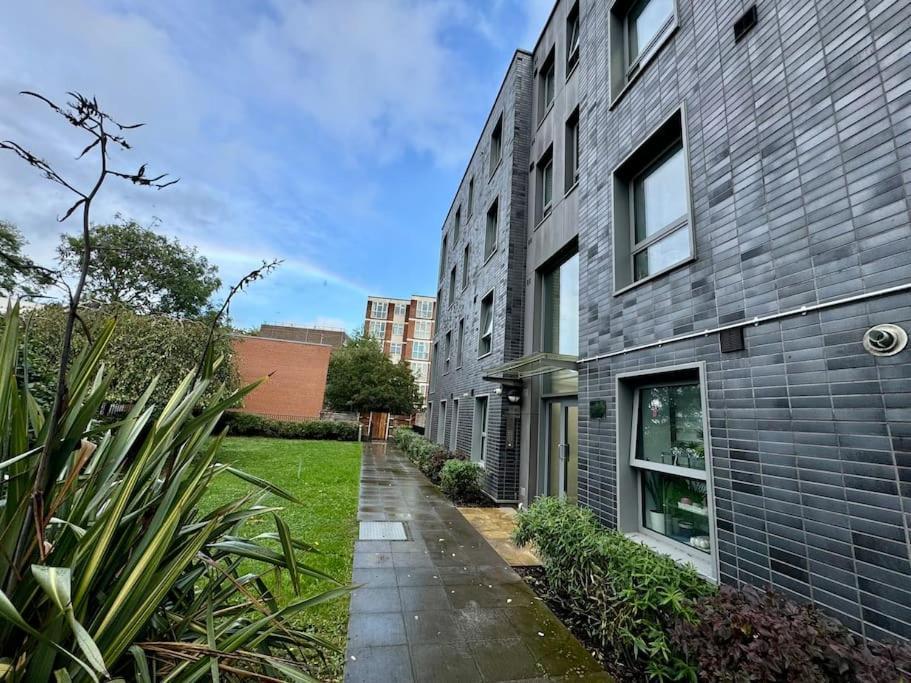 Apartment 2-bed Flat In Fields