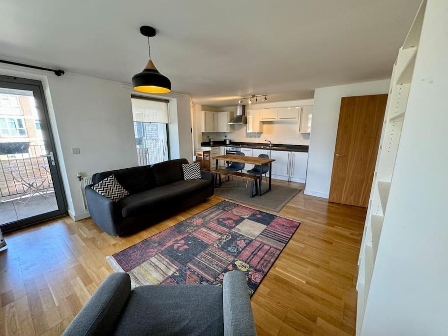 2-bed Flat In Fields Apartment